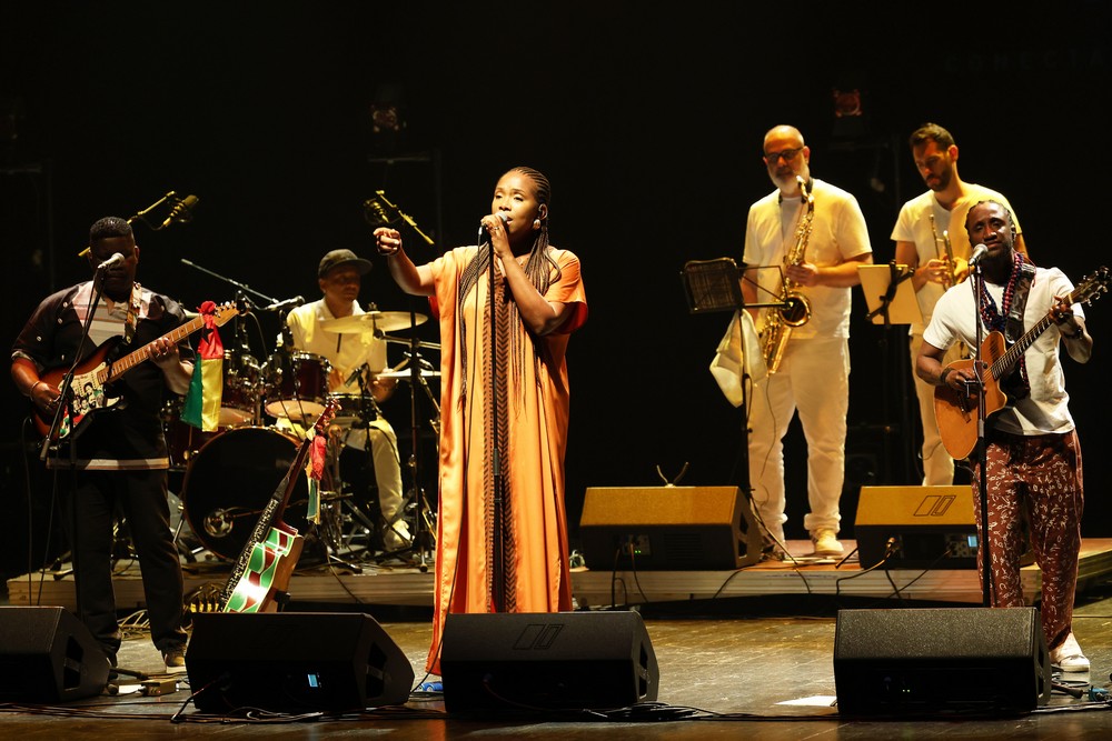 Manecas Costa, Karyna Gomes e Remma Schwarz, filho do homenageado, celebram a obra do artista da Guiné-Bissau, José Carlos Schwarz