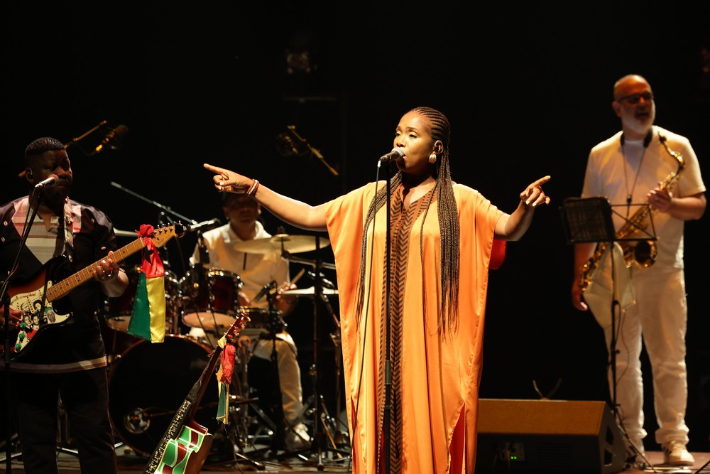 Manecas Costa, Karyna Gomes e Remma Schwarz, filho do homenageado, celebram a obra do artista da Guiné-Bissau, José Carlos Schwarz