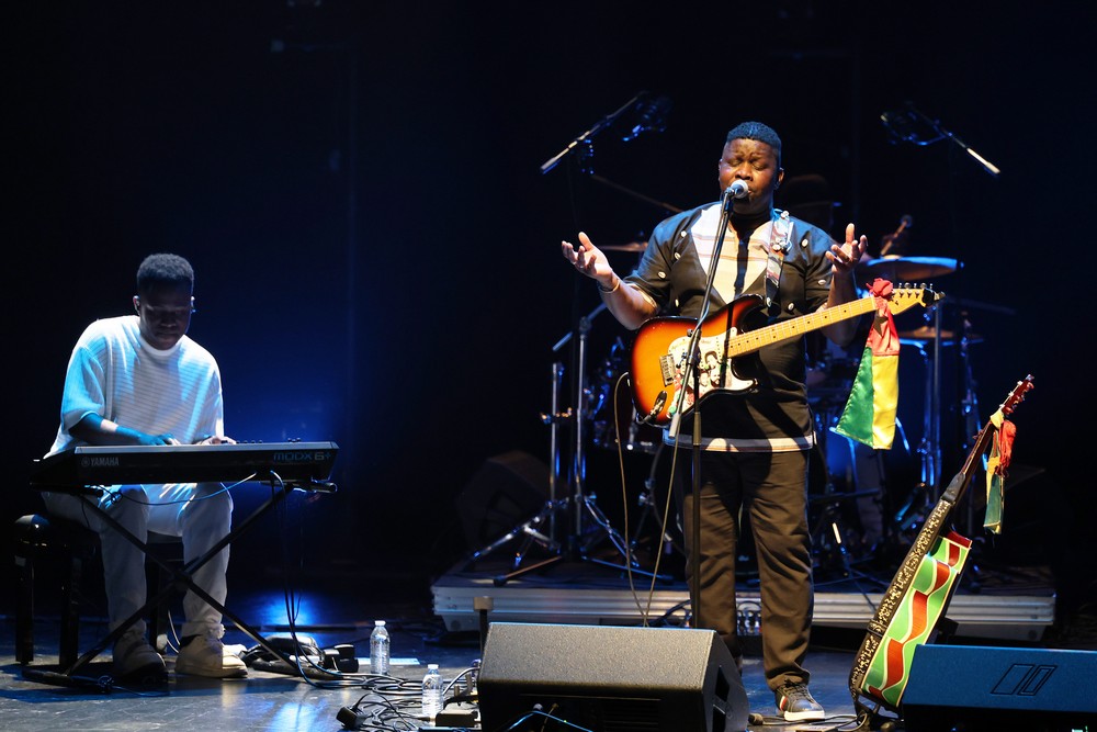 Manecas Costa, Karyna Gomes e Remma Schwarz, filho do homenageado, celebram a obra do artista da Guiné-Bissau, José Carlos Schwarz