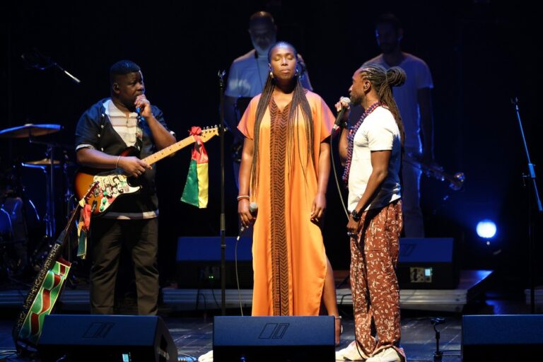 Manecas Costa, Karyna Gomes e Remma Schwarz, filho do homenageado, celebram a obra do artista da Guiné-Bissau, José Carlos Schwarz