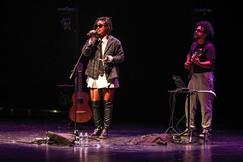 A cantora brasileira Melly celebra música da lusofonia num espetáculo que cruzou ritmos africanos, R&B, soul e eletrónica.
