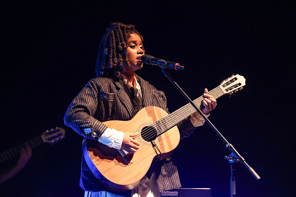 A cantora brasileira Melly celebra música da lusofonia num espetáculo que cruzou ritmos africanos, R&B, soul e eletrónica.