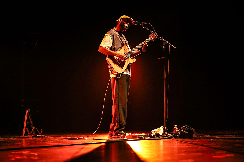 O cabo-verdiano Eu.Clides apresentou sonoridades contemporâneas com arranjos minimalistas de clássicos da morna.