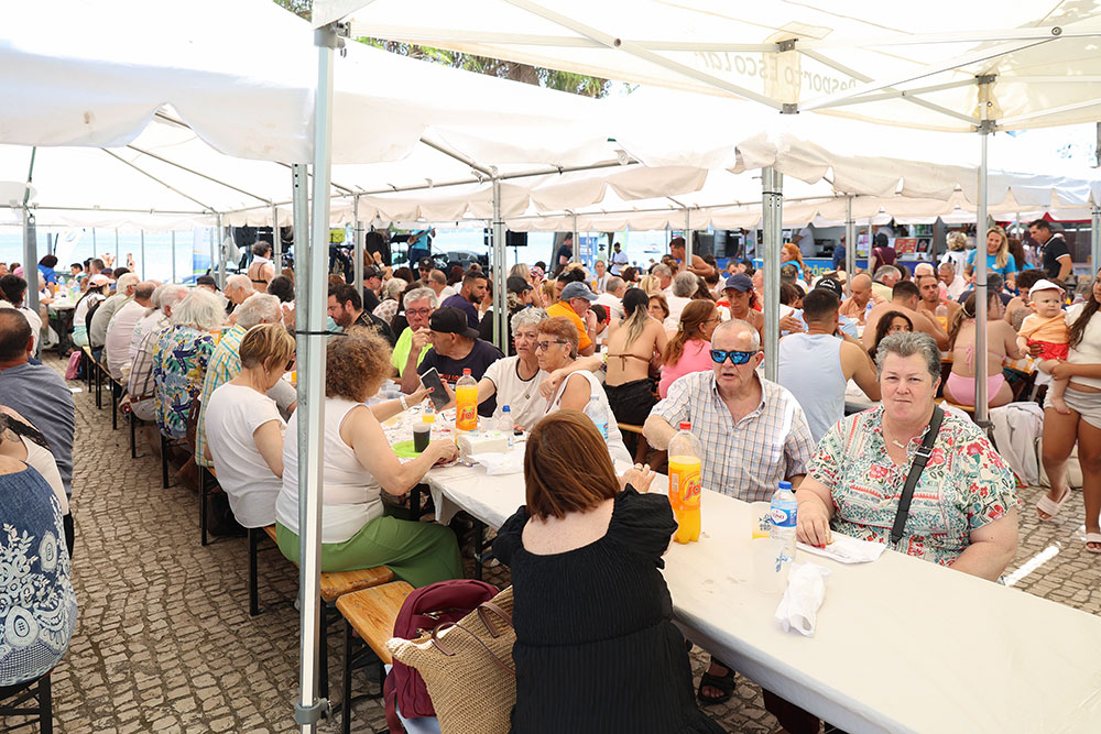 O espaço transformou-se num ponto de encontro e convívio com gastronomia regional, animação cultural e concertos à beira-rio.