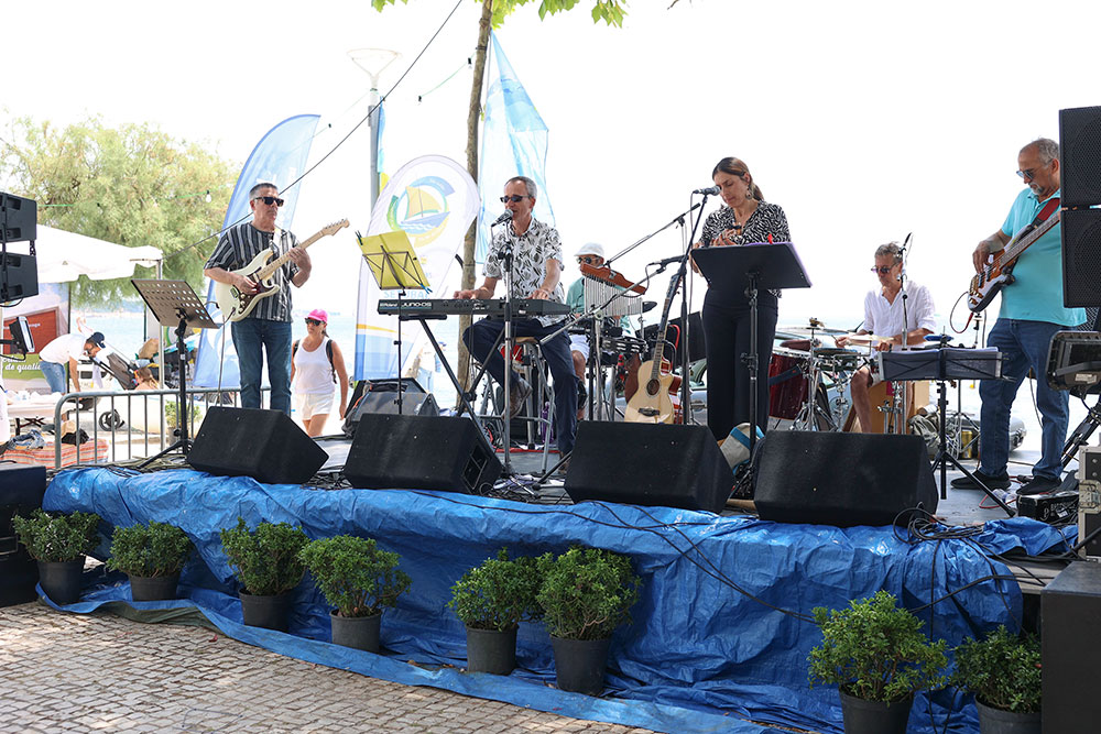 O espaço transformou-se num ponto de encontro e convívio com gastronomia regional, animação cultural e concertos à beira-rio.