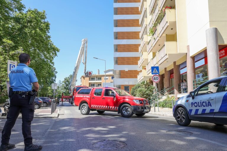 O simulacro implicou a interrupção do trânsito automóvel nas imediações