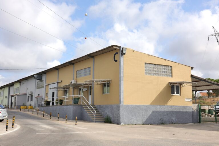 Substituição da cobertura do armazém do Parque de Poçoilos