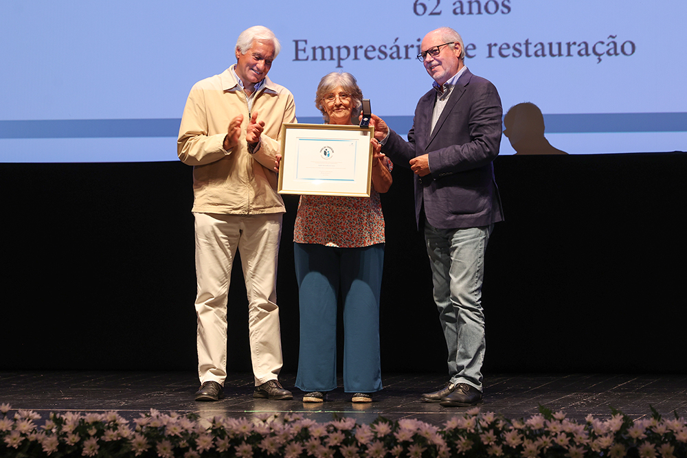 Vidas de Trabalho 2025 - Anabela Barrosinha dos Santos com os presidentes da Câmara, André Martins, e da Junta de Freguesia de Gâmbia-Pontes-Alto da Guerra, Luís Custódio