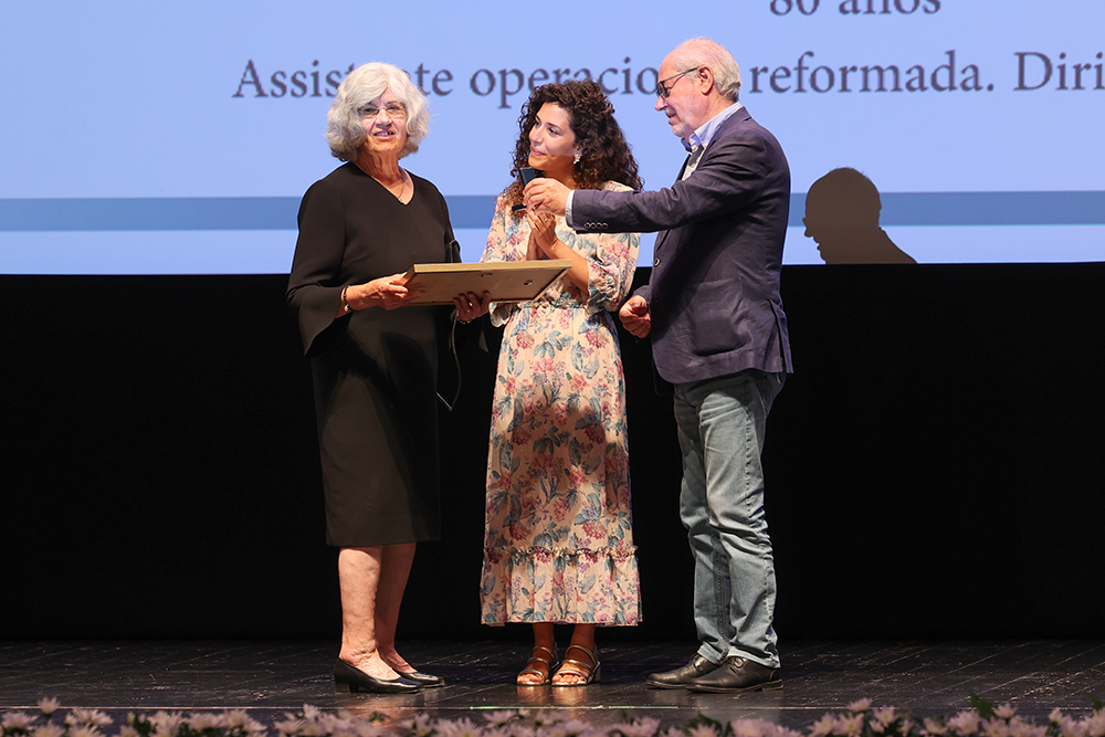 Vidas de Trabalho 2025 - Elvira de Fátima Martins Neves de Jesus com os presidentes da Câmara, André Martins, e da Junta de Freguesia do Sado, Marlene Caetano