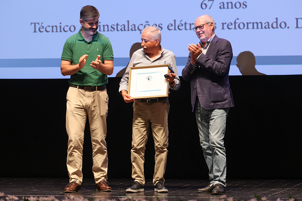 Vidas de Trabalho 2025 - Jorge Manuel Neves de Sousa com o presidente da Câmara, André Martins, e David Geleia, do executivo da Junta de Freguesia de Azeitão