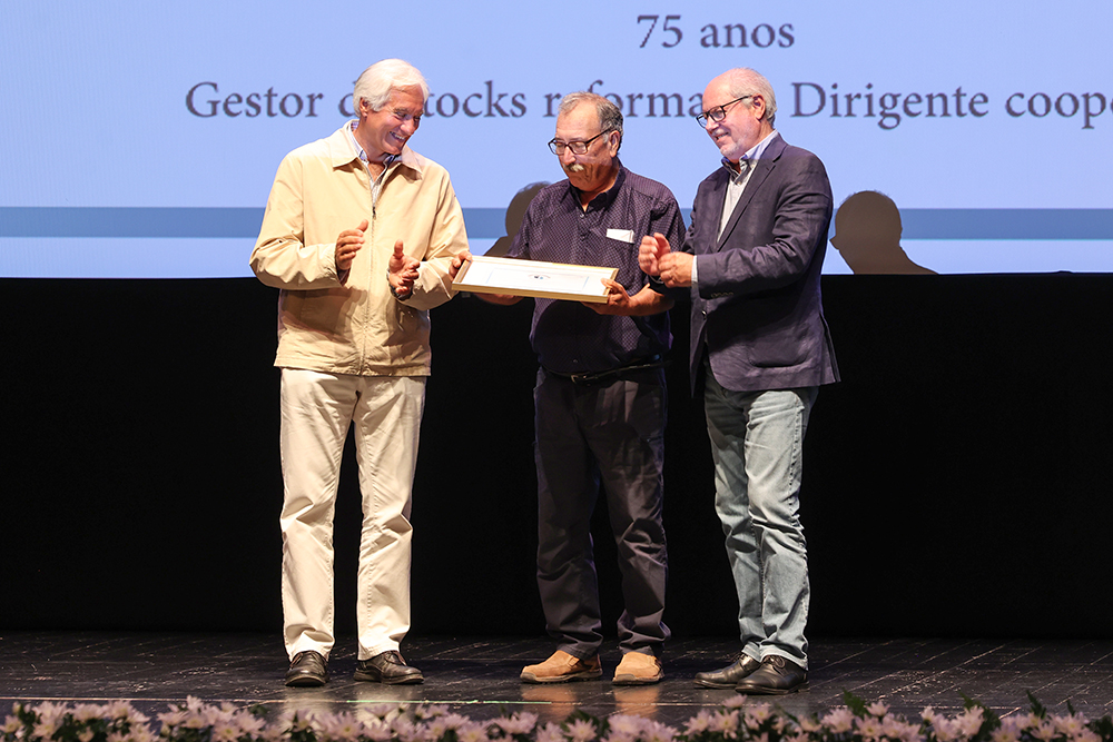 Vidas de Trabalho 2025 - José Manuel Rodrigues Pardete com os presidentes da Câmara, André Martins, e da Junta de Freguesia de Gâmbia-Pontes-Alto da Guerra, Luís Custódio