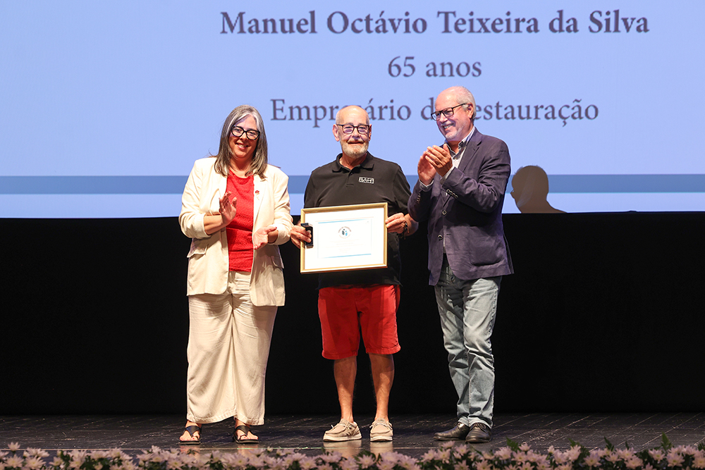 Vidas de Trabalho 2025 - Manuel Octávio Teixeira da Silva com os presidentes da Câmara, André Martins, e da União das Freguesias de Setúbal, Fátima Silveirinha