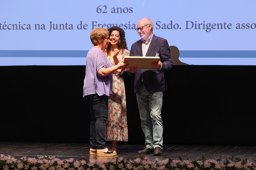 Vidas de Trabalho 2025 - Maria de Fátima da Silva Caetano com os presidentes da Câmara, André Martins, e da Junta de Freguesia do Sado, Marlene Caetano