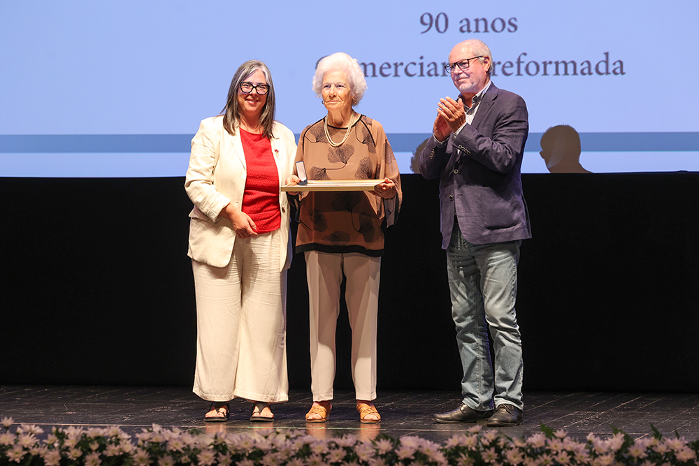 Vidas de Trabalho 2025 - Maria Helena Rosário Chora Santos Dias com os presidentes da Câmara, André Martins, e da União das Freguesias de Setúbal, Fátima Silveirinha