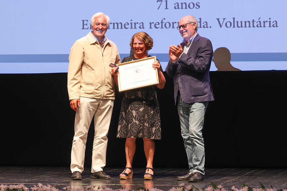 Vidas de Trabalho 2025 - Maria Coelho Rodrigo com os presidentes da Câmara, André Martins, e da Junta de Freguesia de Gâmbia-Pontes-Alto da Guerra, Luís Custódio