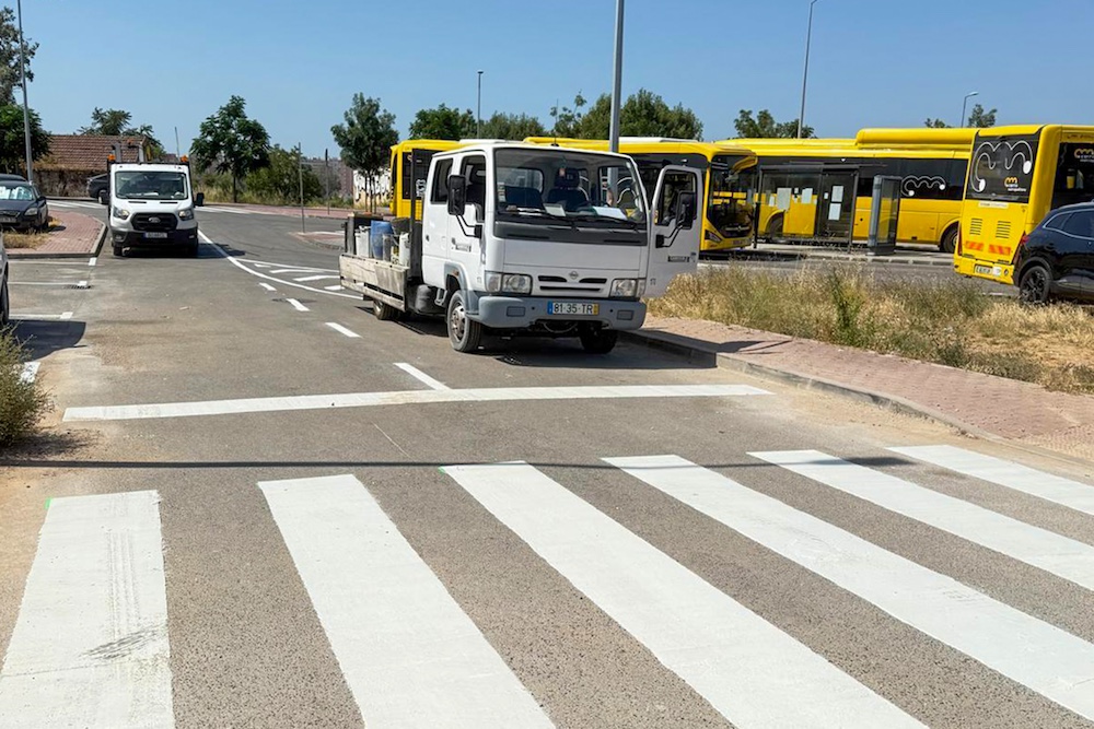 Pinturas reforçam segurança em parque de estacionamento junto do Terminal Rodoviário da Várzea