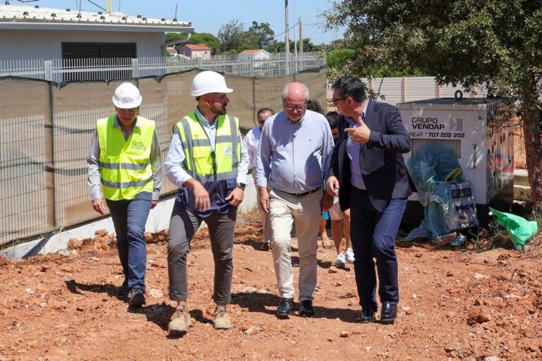 Visita à obra de construção dos primeiros 48 fogos de renda acessível dos mil que o IHRU tem previsto edificar em Setúbal