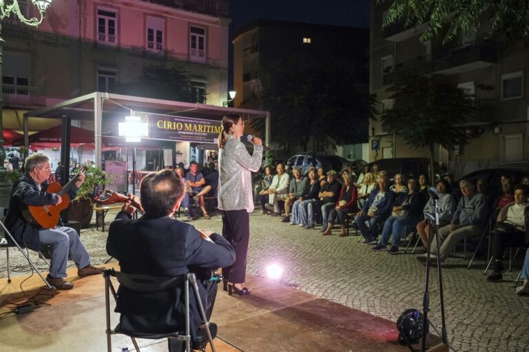 Carlos Zacarias, Joana Lança e Maria Caetano, acompanhados de Custódio Magalhães, na guitarra portuguesa, e de Vítor Pereira, na viola de fado, participaram na iniciativa Fado em Setúbal