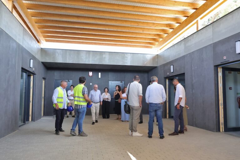 Uma comitiva, liderada por André Martins, teve oportunidade de avaliar a evolução dos trabalhos de construção do novo mercado de Brejos de Azeitão