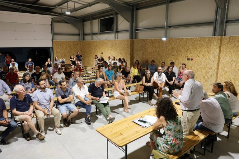 Dezenas de pessoas fizeram questão de comparecer na reunião de balanço da evolução da atividade de descargas ilegais em Poçoilos.