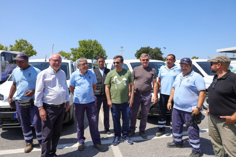 André Martins entregou 22 viaturas e duas máquinas aos serviços operacionais da autarquia