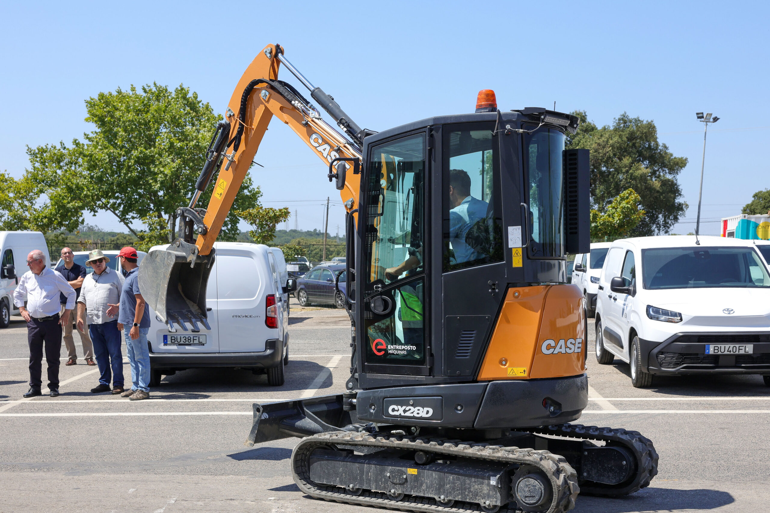André Martins entregou 22 viaturas e duas máquinas aos serviços operacionais da autarquia
