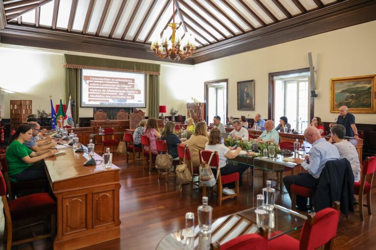 Conselho Municipal de Educação de Setúbal reunido em sessão ordinária, na Sala de Sessões dos Paços do Concelho