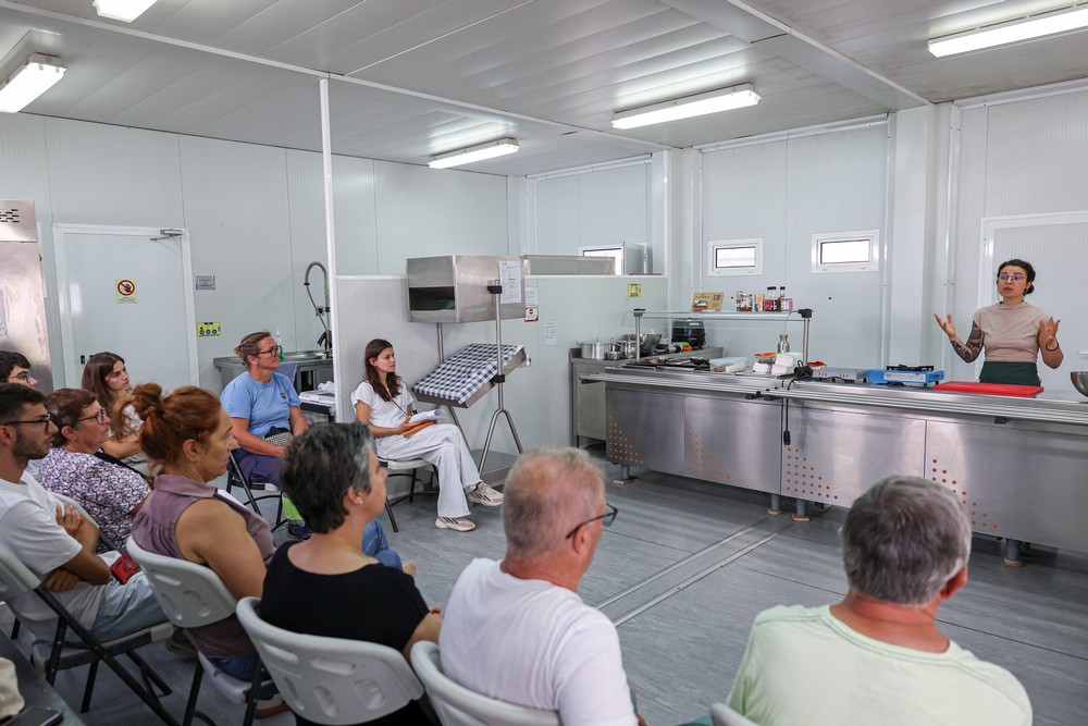 Workshop de alimentação saudável conduzido pela chef Maria das Ervas