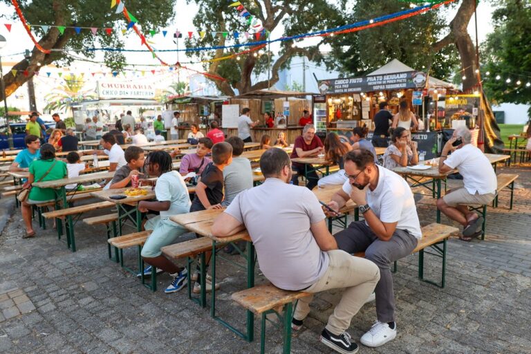 As Festas de São Simão encheram-se de música, comes e bebes e bancas de venda de artesanato