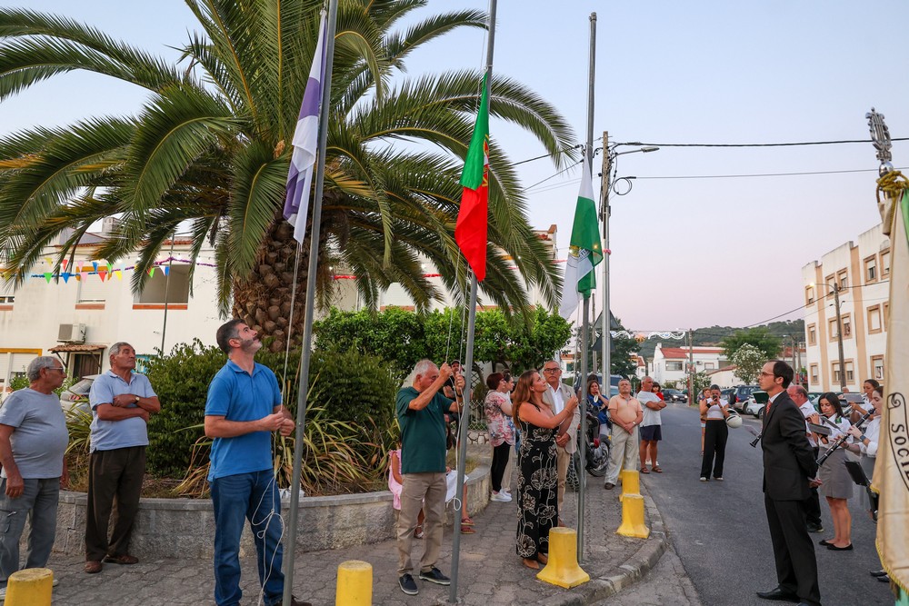A presidente da Junta de Freguesia de Azeitão, Sónia Paulo, presidiu ao hastear da bandeira