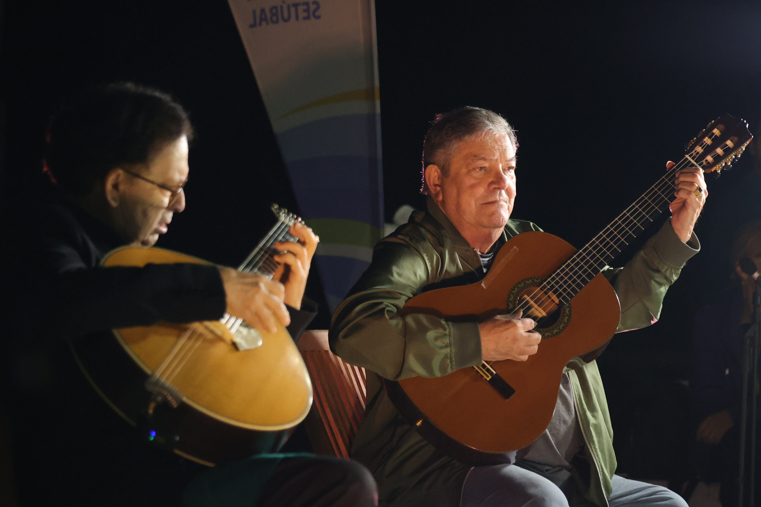 Os fadistas foram acompanhados de Custódio Magalhães, na guitarra portuguesa, e de Vítor Pereira, na viola de fado