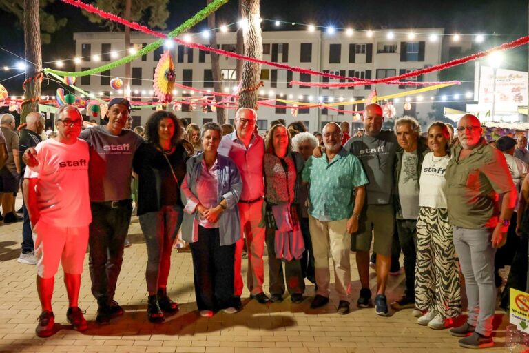 André Martins, Carla Guerreiro e membros do executivo da Junta de Freguesia de Azeitão marcaram presença no arraial na noite de 23