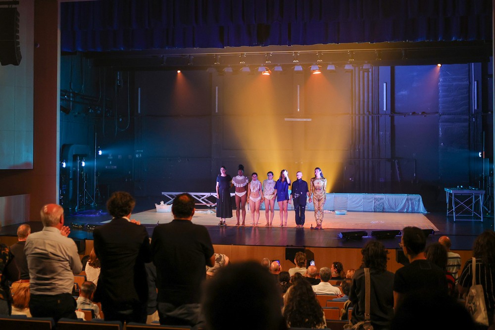 A edição deste ano apresenta espetáculos com companhias de Portugal, Espanha, Cuba, Itália, Brasil e uma apresentação partilhada da Birmânia, Tailândia e Reino Unido