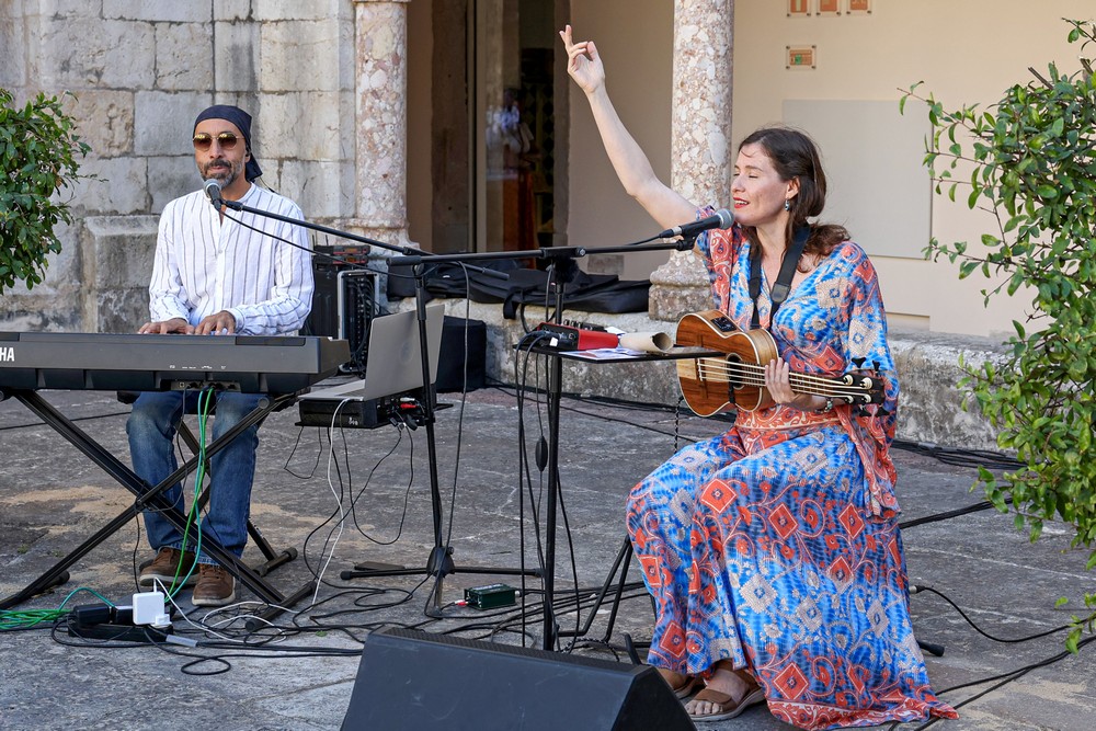 A sessão de abertura do XXVII Festival Internacional de Teatro de Setúbal terminou com um apontamento musical da dupla luso-espanhola La Barca