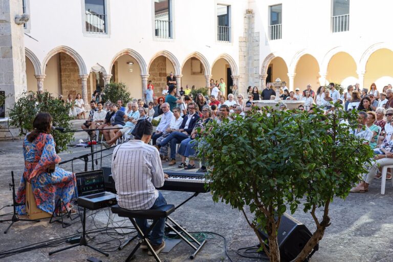 A Festa do Teatro também inclui no programa música, uma exposição, exibições de curtas-metragens, um workshop, conversas sobre teatro e um passeio pela inclusão