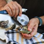 Servidas ostras ao natural ou cozinhadas, como ceviche de ostra, tártaro de ostra, Bloody Mary de ostra e mignonette de ostra