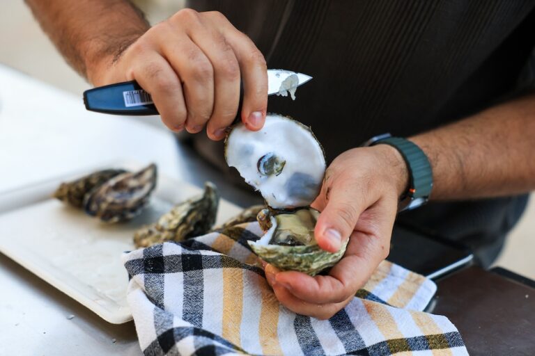 Servidas ostras ao natural ou cozinhadas, como ceviche de ostra, tártaro de ostra, Bloody Mary de ostra e mignonette de ostra