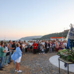 O terço foi recitado junto da estátua de Nossa Senhora de Troia, numa cerimónia religiosa presidida pelo padre Casimiro Henriques, pároco de São Sebastião