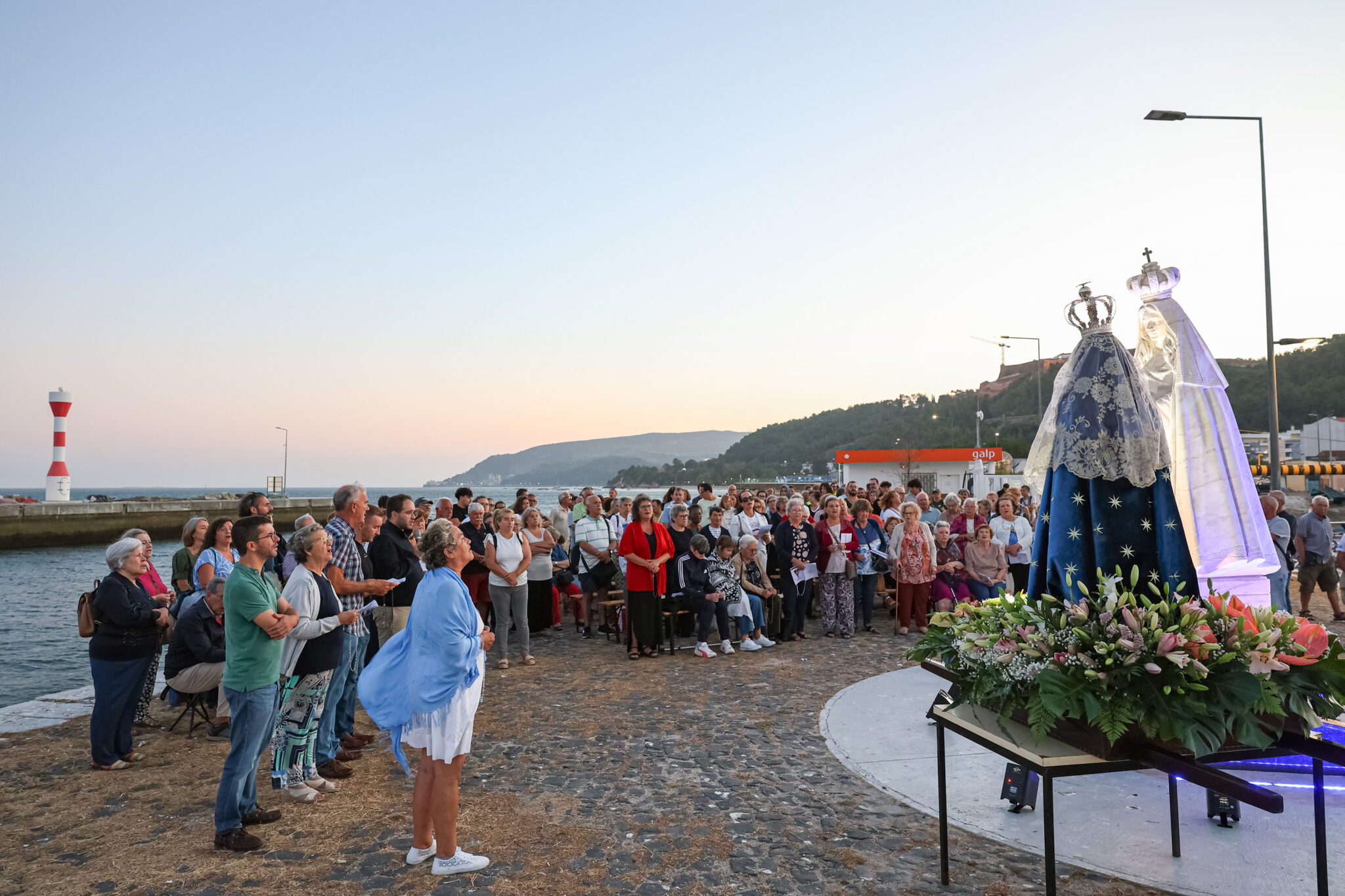 O terço foi recitado junto da estátua de Nossa Senhora de Troia, numa cerimónia religiosa presidida pelo padre Casimiro Henriques, pároco de São Sebastião