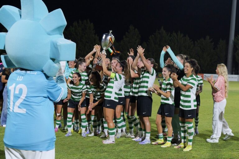 O troféu foi entregue à equipa leonina por 3-0
