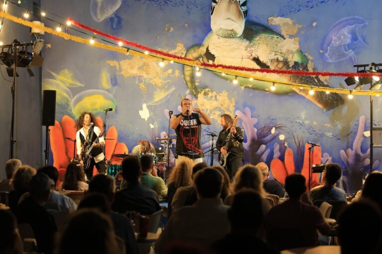 O pátio exterior da Casa da Baía encheu-se de fãs da banda de Freddie Mercury