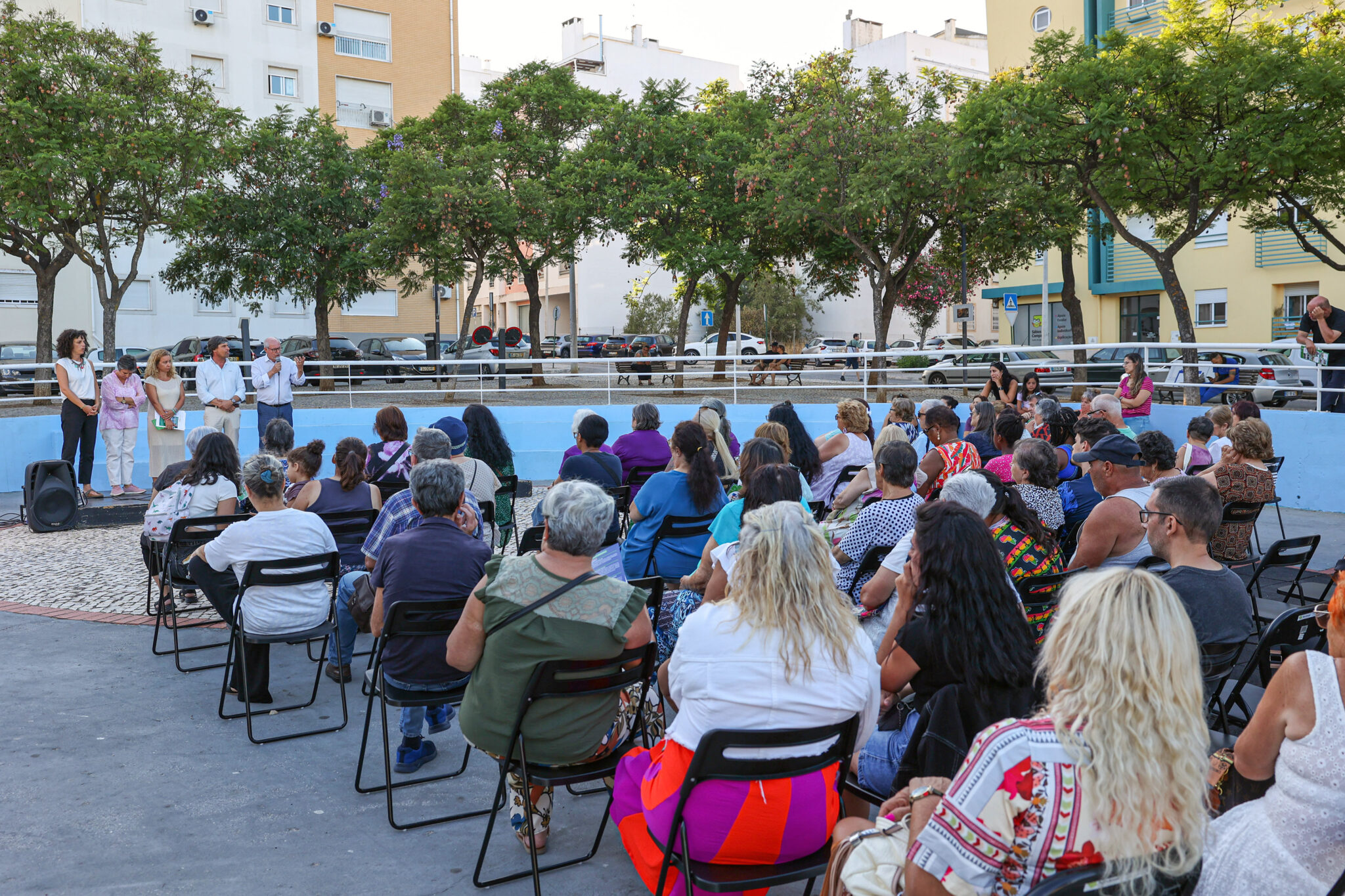 Encontro com cerca de uma centena de habitantes, que decorreu no largo junto da Escola Básica do Bairro Afonso Costa