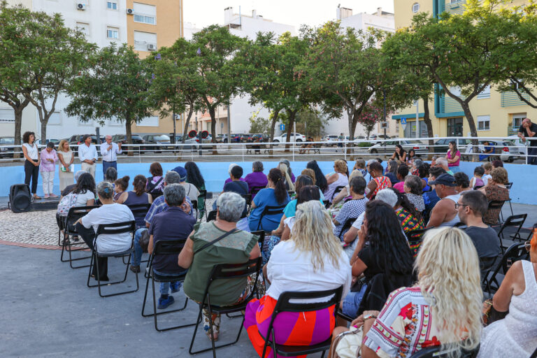 Encontro com cerca de uma centena de habitantes, que decorreu no largo junto da Escola Básica do Bairro Afonso Costa