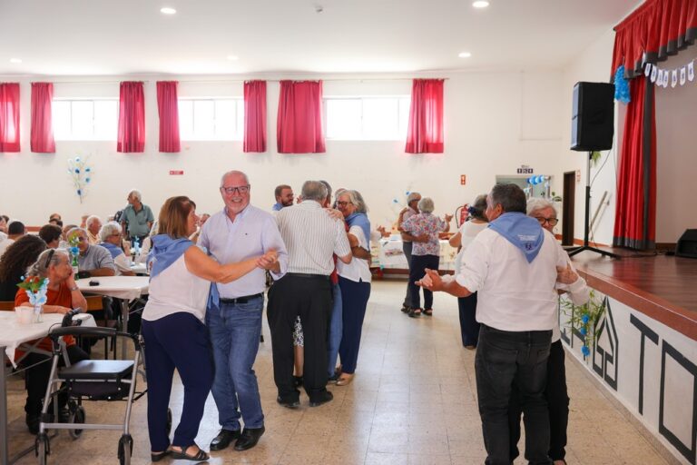 Além de um almoço, teve lugar um baile com Fátima Dias