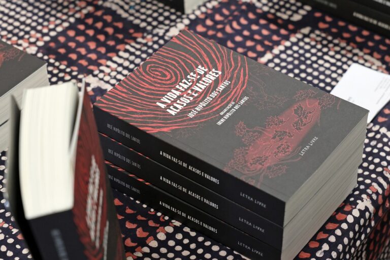 Exemplares do livro “A Vida Faz-se de Acasos e Valores”, de José Hipólito dos Santos, expostos na mesa durante a sessão de apresentação.