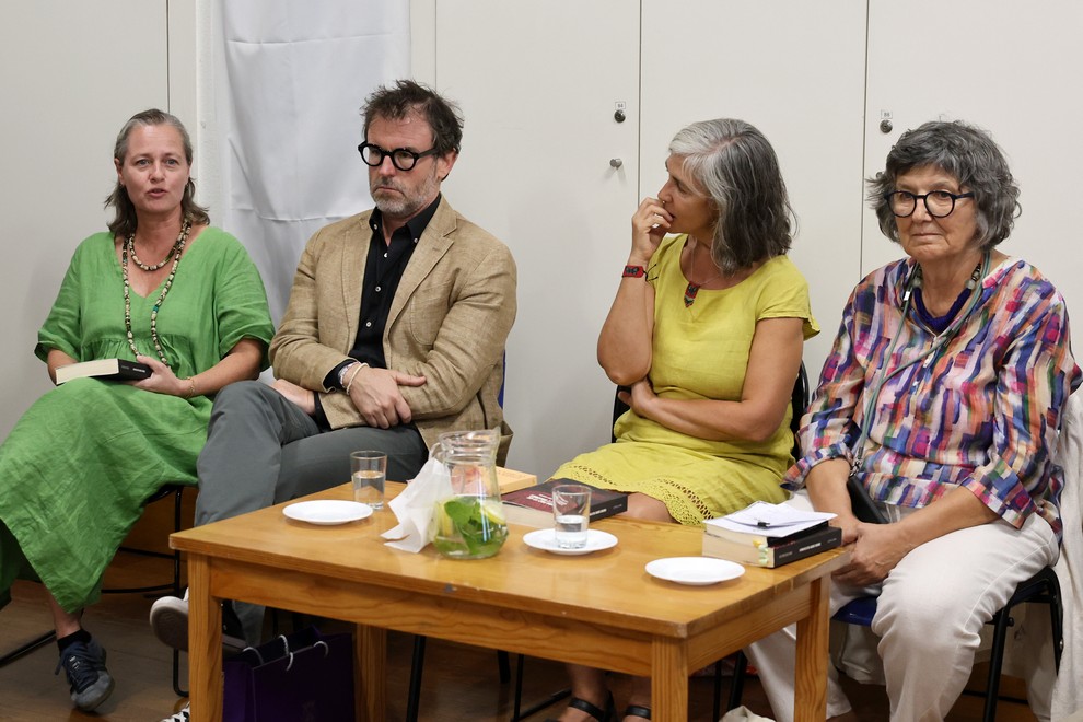 Participantes da mesa-redonda da apresentação do livro “A Vida Faz-se de Acasos e Valores” partilham reflexões com o público.