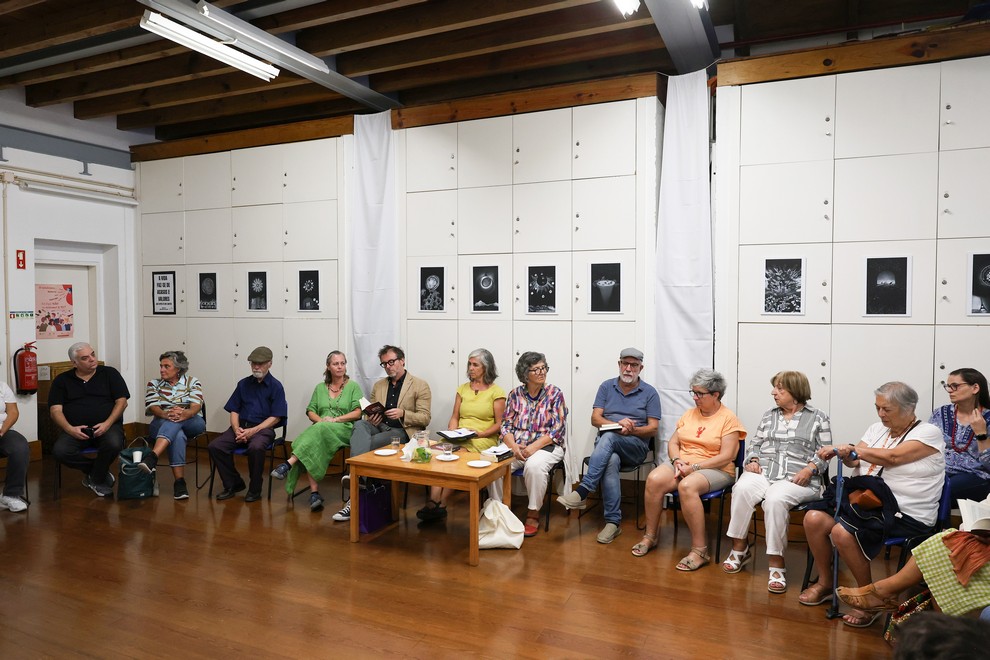 Público e convidados reunidos na sessão literária, num ambiente intimista e de partilha.