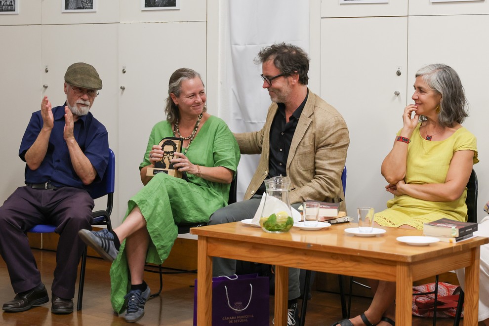 Entrega de placa evocativa a Joana Peres, da SEIES, pelo vereador Pedro Pina.