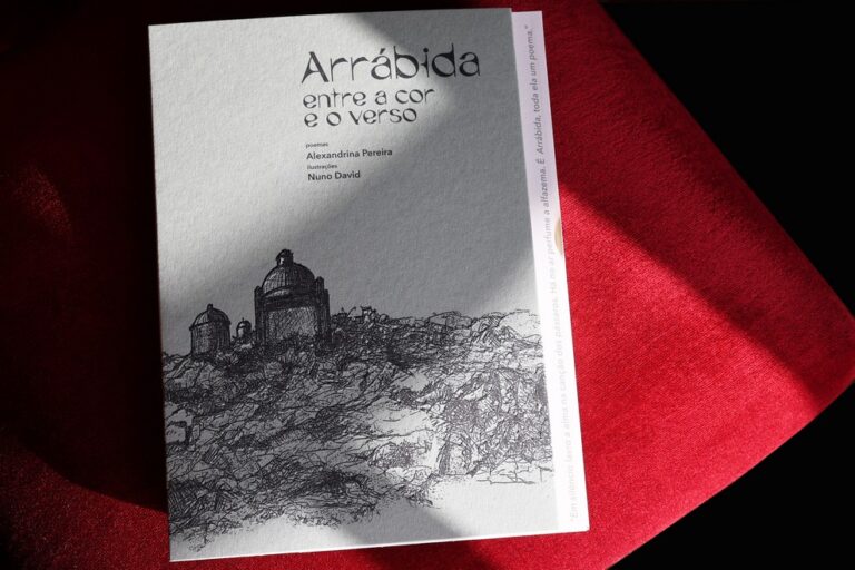 O livro “Arrábida – Entre a Cor e o Verso”, com poemas de Alexandrina Pereira e ilustrações de Nuno David