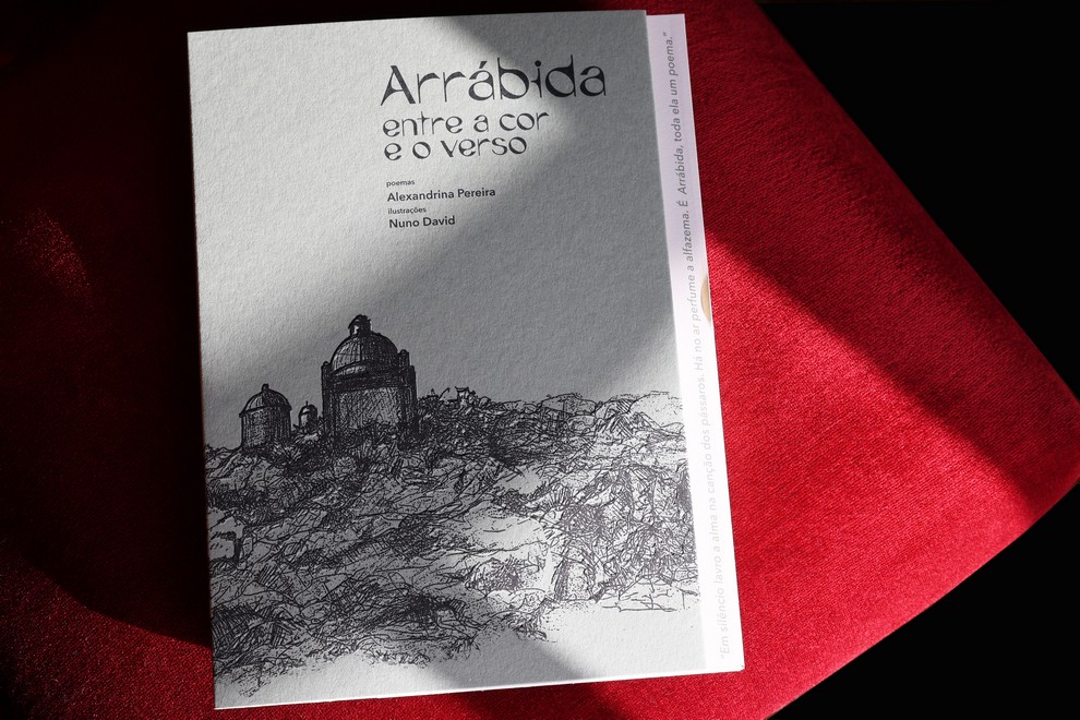 O livro “Arrábida – Entre a Cor e o Verso”, com poemas de Alexandrina Pereira e ilustrações de Nuno David